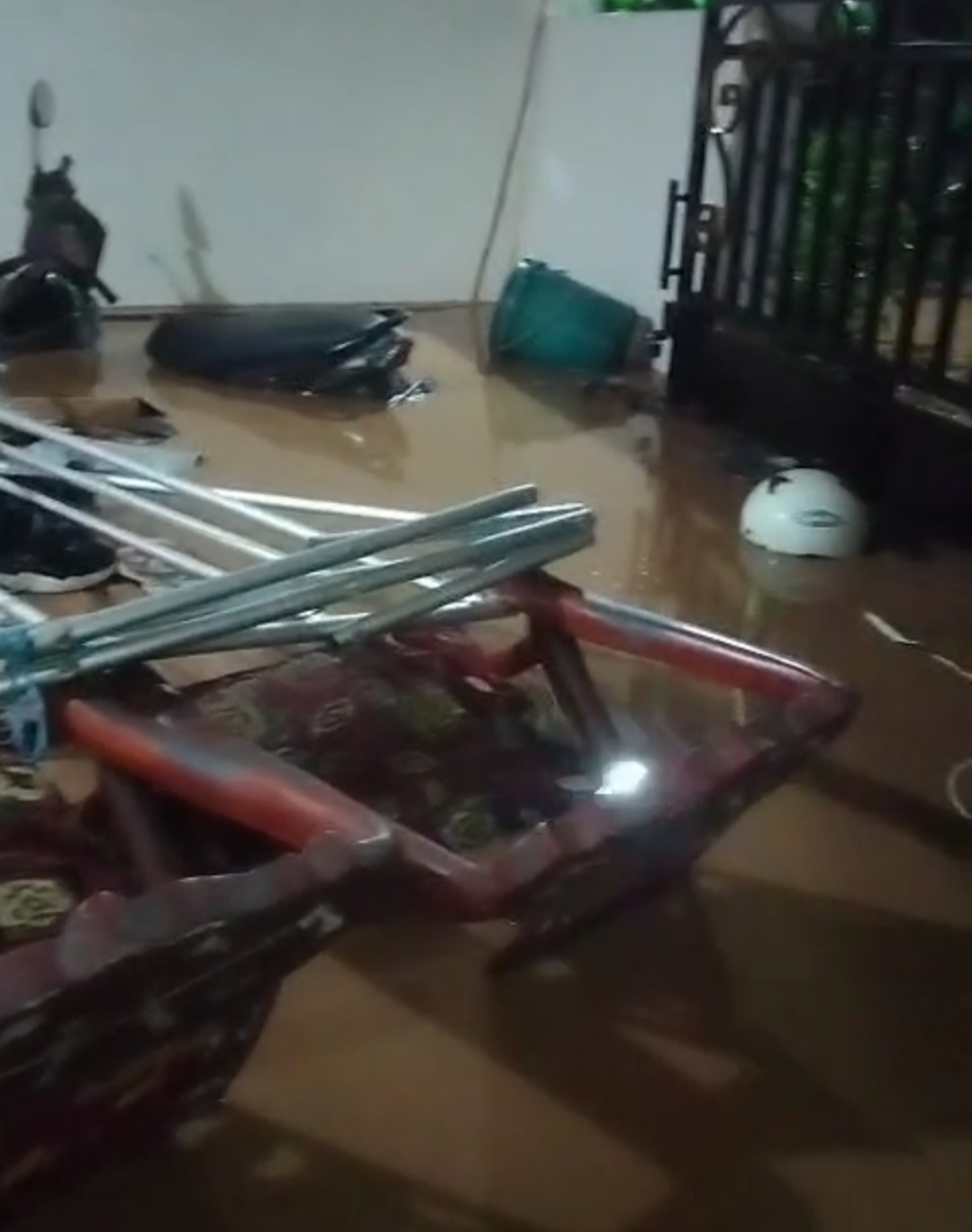 Jalan Pantura lumpuh total