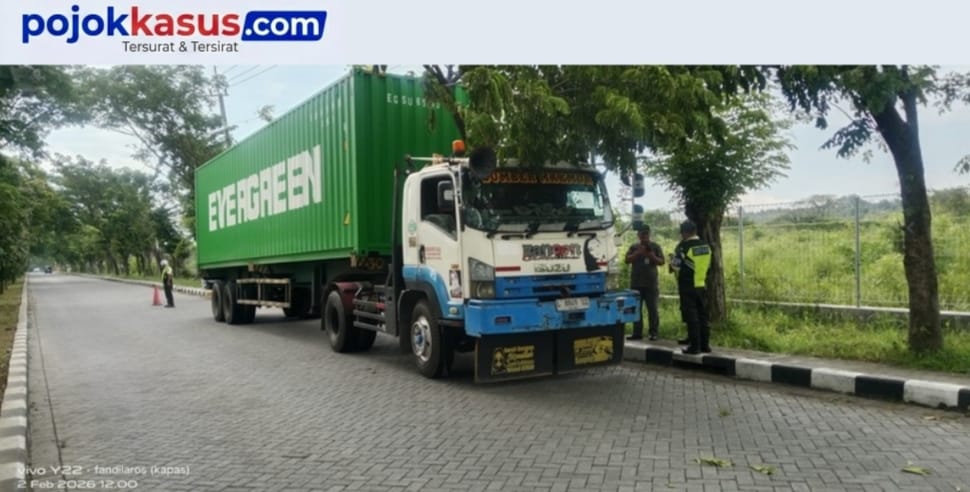Truck Naas Ketimpa Pohon Tumbang di Exit Tol Pier