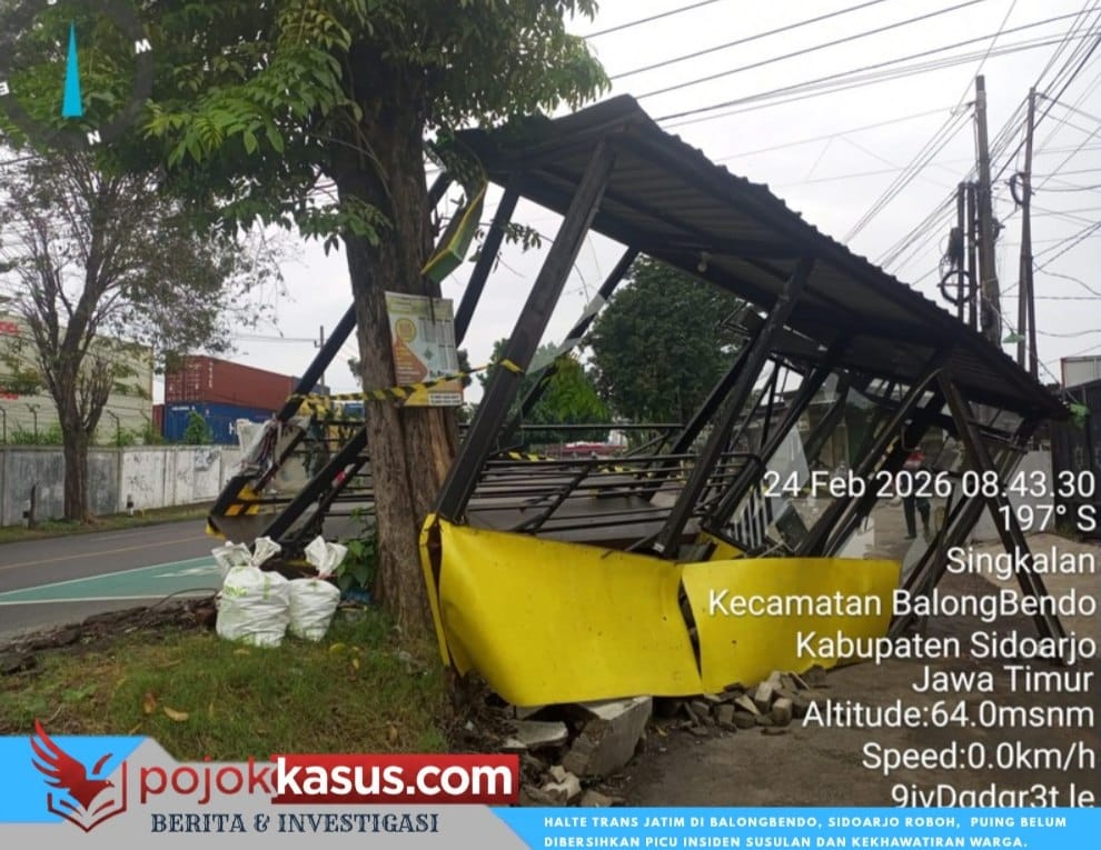 Pick Up Oleng Hancurkan Halte Trans Jatim