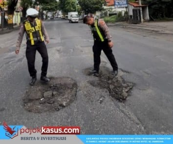 Satlantas Polres Pasuruan Tangani Kemacetan Bangil Akibat Jalan Berlubang