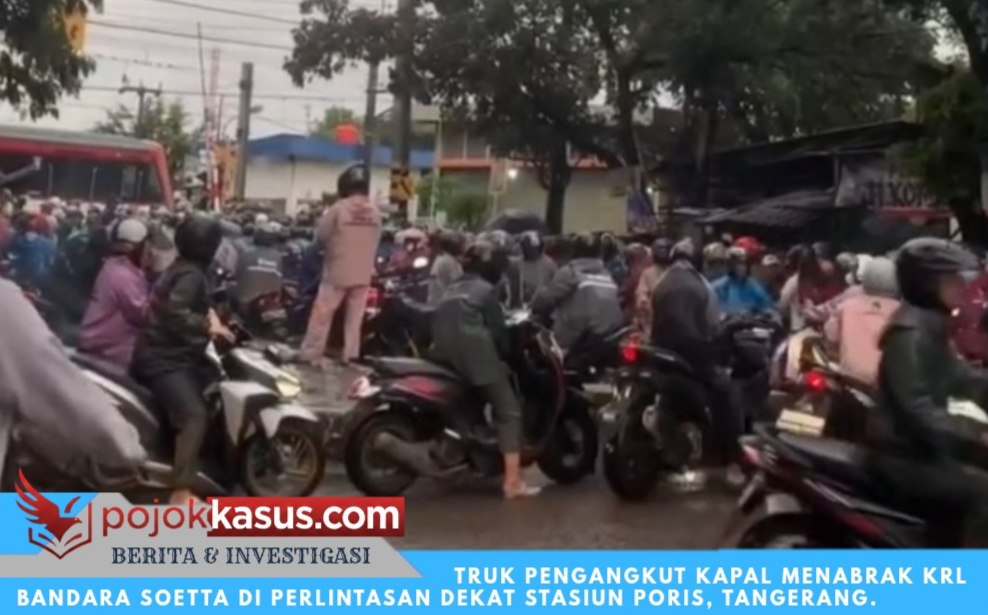 Truk Tabrak KRL Bandara Soetta, Tangerang Lumpuh