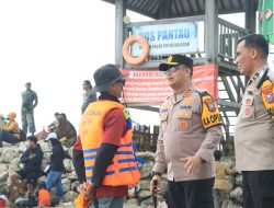 Kapolres Gresik Tinjau Pantai Dalegan Pastikan Keamanan Wisatawan