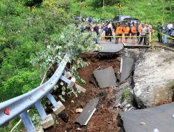 Jembatan Ambruk, Akses Air Terjun Madakaripura Terputus Total