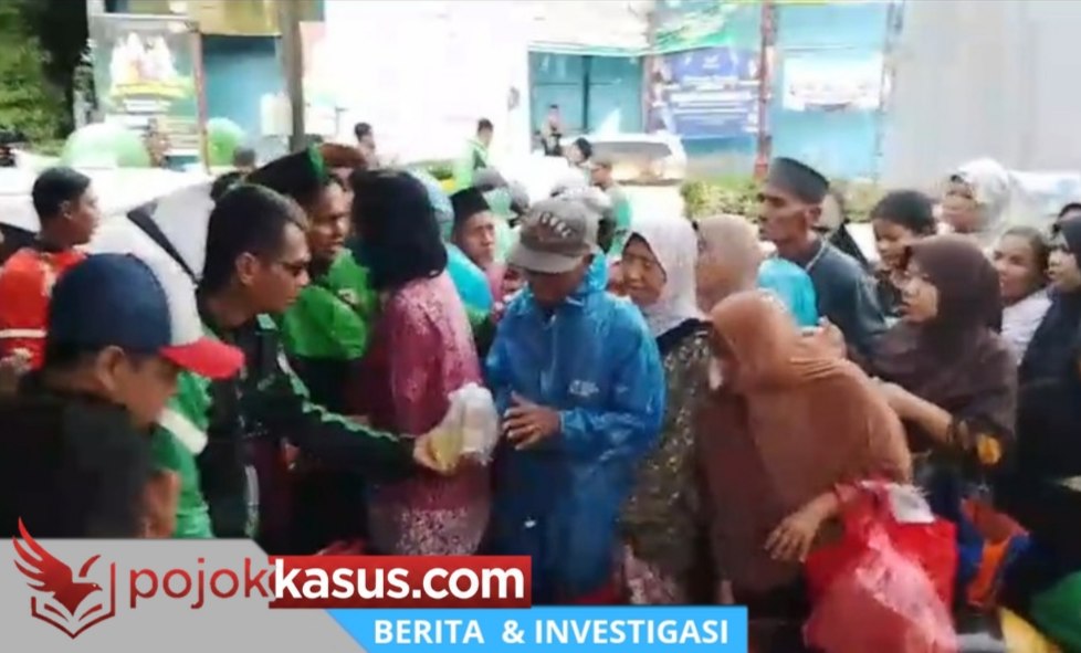 Empat Komunitas Driver Bangil Berbagi Takjil di Hujan