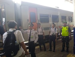 Demi Kelancaran Dan Keamanan, Anggota TNI Laksanakan Tugas Pengamanan di Stasiun KA Bangil