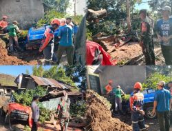 Hujan Angin Disertai Pohon Tumbang Timpa Mobil Dan Rumah