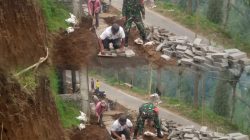 Semangat Gotong Royong Menguat, Babinsa Tosari Pimpin Karya Bakti Perbaikan Akses Jalan Dusun Wonopolo
