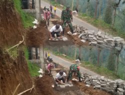 Semangat Gotong Royong Menguat, Babinsa Tosari Pimpin Karya Bakti Perbaikan Akses Jalan Dusun Wonopolo