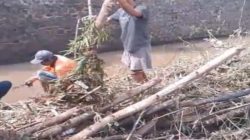 Warga RT 24 RW 12 Pasuruan Gotong Royong Bersihkan Sungai Tersumbat