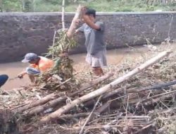 Warga RT 24 RW 12 Pasuruan Gotong Royong Bersihkan Sungai Tersumbat