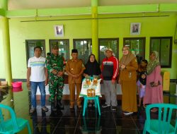 Penyaluran Bantuan Pangan Desa Legok Disambut Antusias Warga