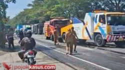 Menuju Lokasi Kebakaran Mobil Damkar Tabrak Truk