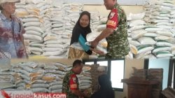Babinsa Purworejo Pastikan Bantuan Pangan Tepat Sasaran Warga