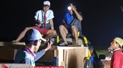 Tradisi Seragam SD Warnai TMMD Gresik Saat Cor Jalan Malam Hari