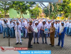 Peringati Hardiknas, Satlantas Polres Pasuruan Gelar Aksi ‘Helm On’ di SMKN 1 Gempol