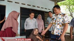 Bupati Subandi Perbaiki Rumah & Berikan Kursi Roda ke Warga