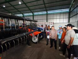 bantuan traktor kepada Gapoktan