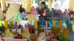 Pastikan Tepat Sasaran, Sertu Herman Romadhona Dampingi Distribusi Bantuan Pangan untuk Warga Pandaan