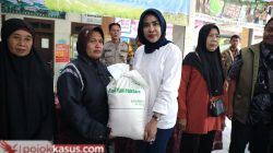 Wabup Mimik Salurkan Bantuan Pangan di Candi