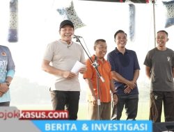 Bupati Subandi Serahkan Traktor, Petani Sidoarjo Makin Modern