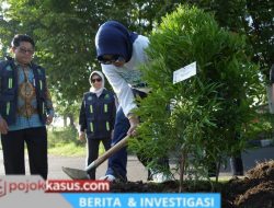 Mimik Idayana Tanam Pucuk Merah, Sidoarjo Makin Asri