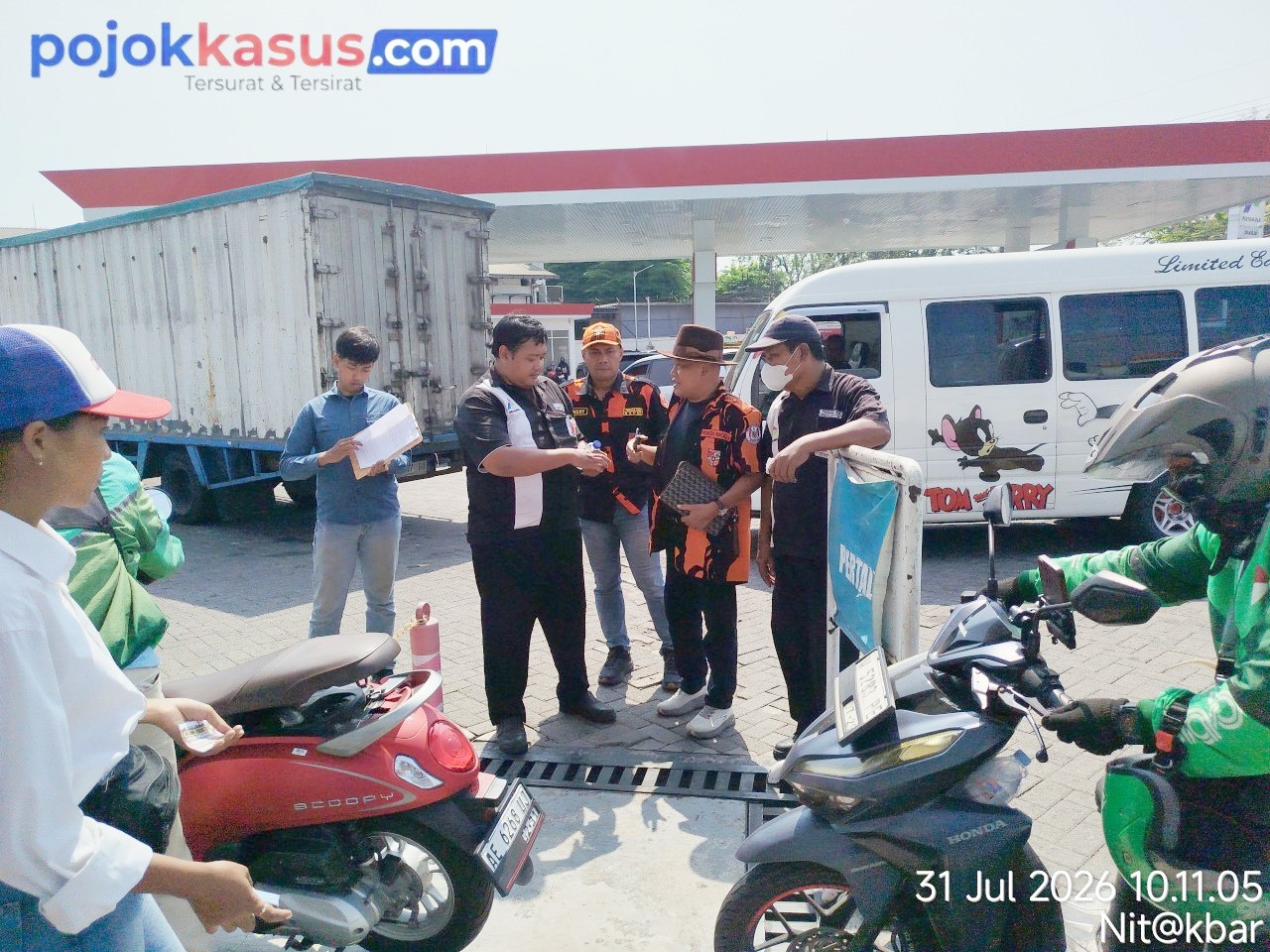 Ratusan Pengguna Jalan