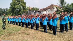 Semangat Nasionalisme, Babinsa Gempol Latih Siswi SMA AT-TIBYAN