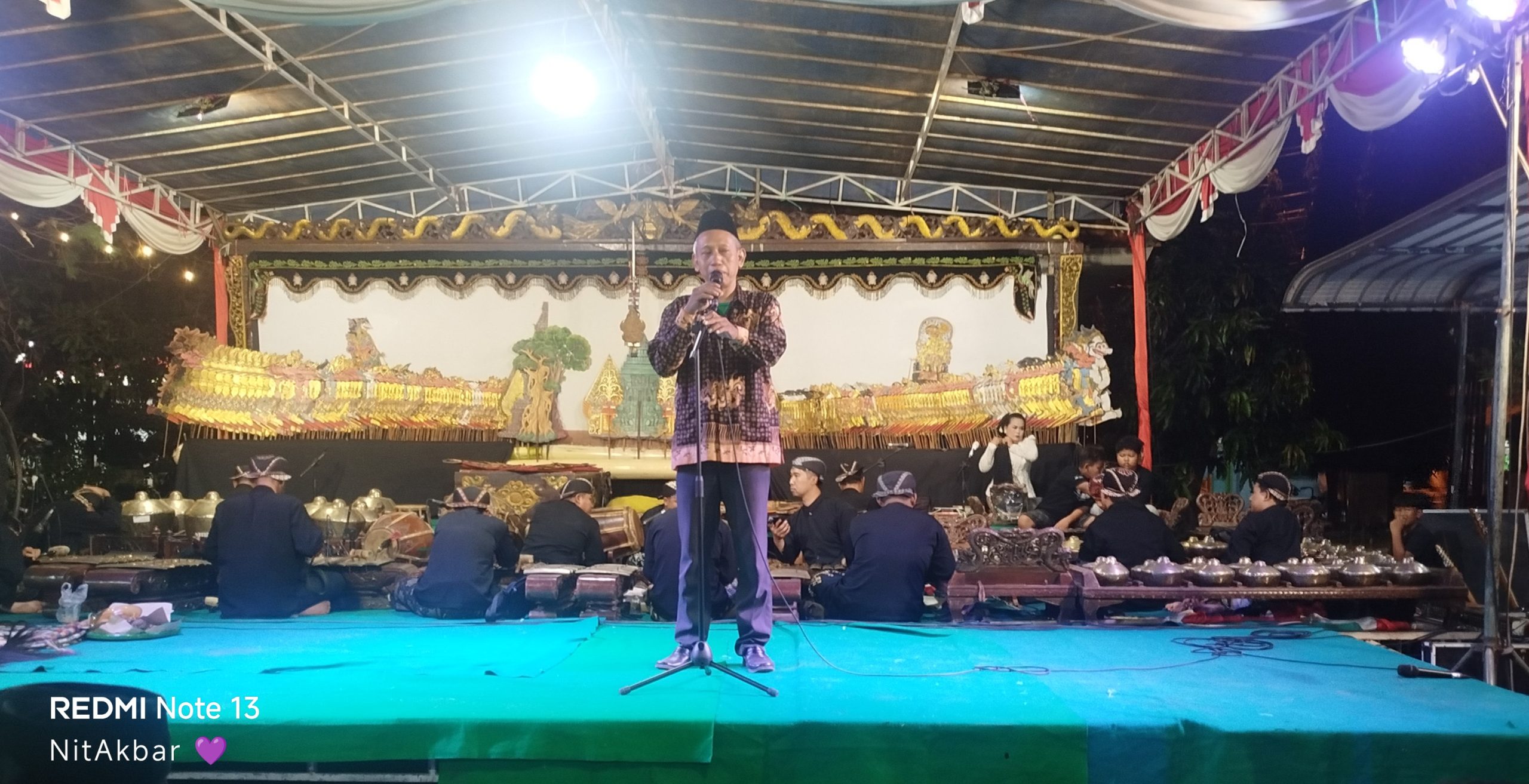 Ratusan Warga Padati Wayang Kulit