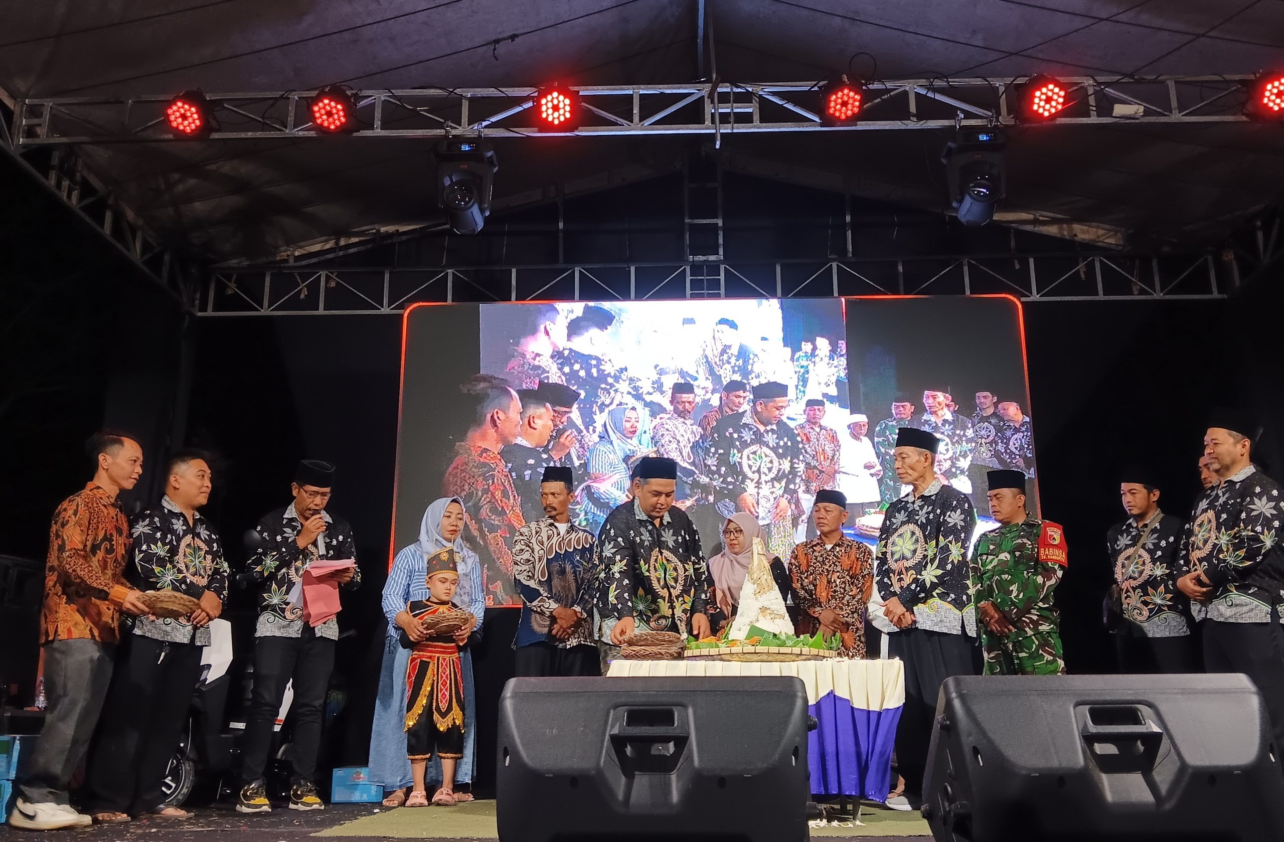Tiga Dusun Tumpah Ruah! Kirab Ancak Randupitu Penuh Warna