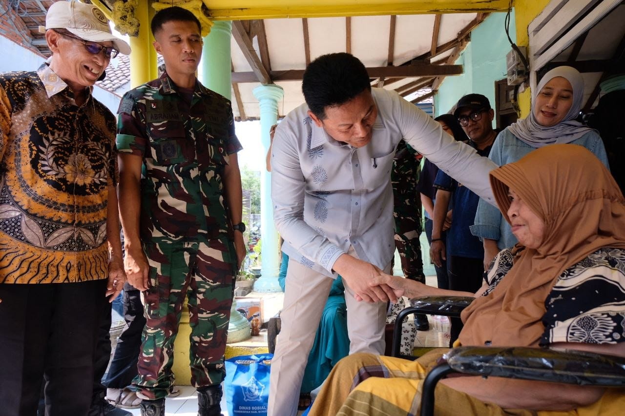 Bupati Subandi Serahkan Kursi Roda