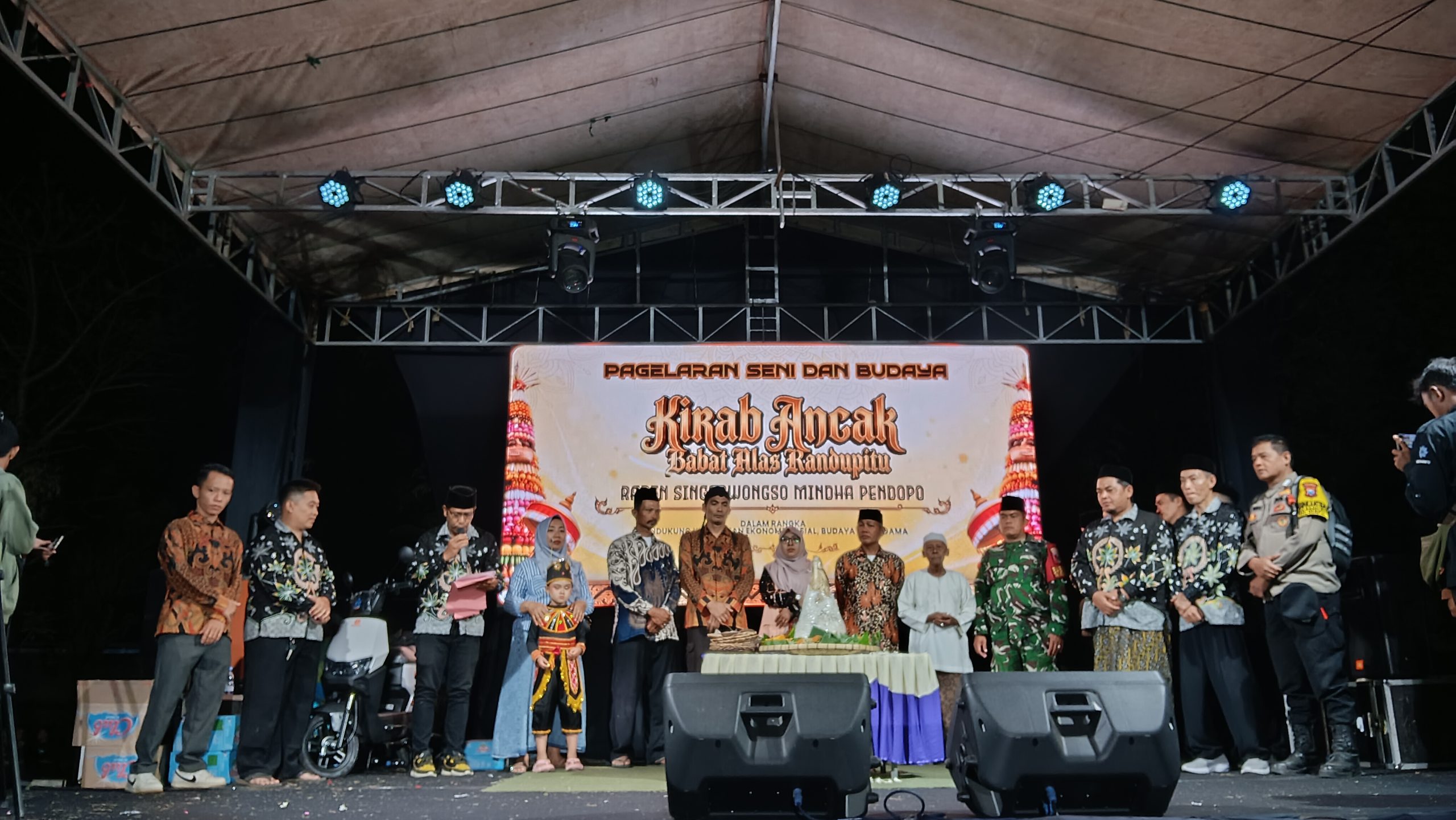 Tiga Dusun Tumpah Ruah! Kirab Ancak Randupitu Penuh Warna