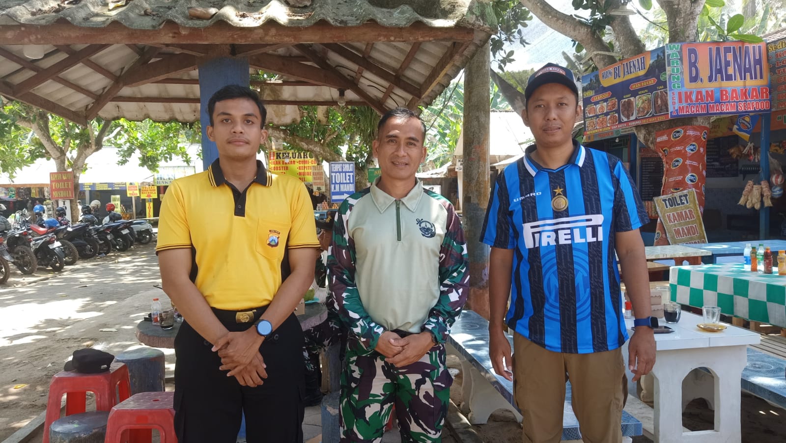 Aksi Bersih Bersih Pantai