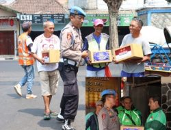 HUT ke-24, Sipropam Polres Malang Bagikan Sembako ke Warga hingga Ojol