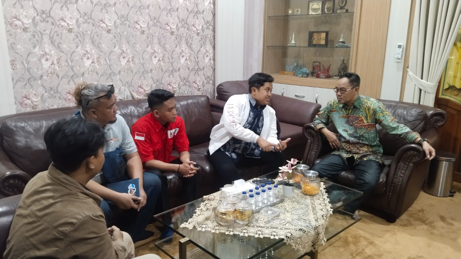 Perwakilan organisasi esports Sidoarjo saat melakukan audiensi dengan Ketua DPRD Kabupaten Sidoarjo, Abdillah Nasih, untuk membahas penguatan ekosistem esports dan pembinaan atlet, Rabu (14/10/2026) / Foto: istimewa