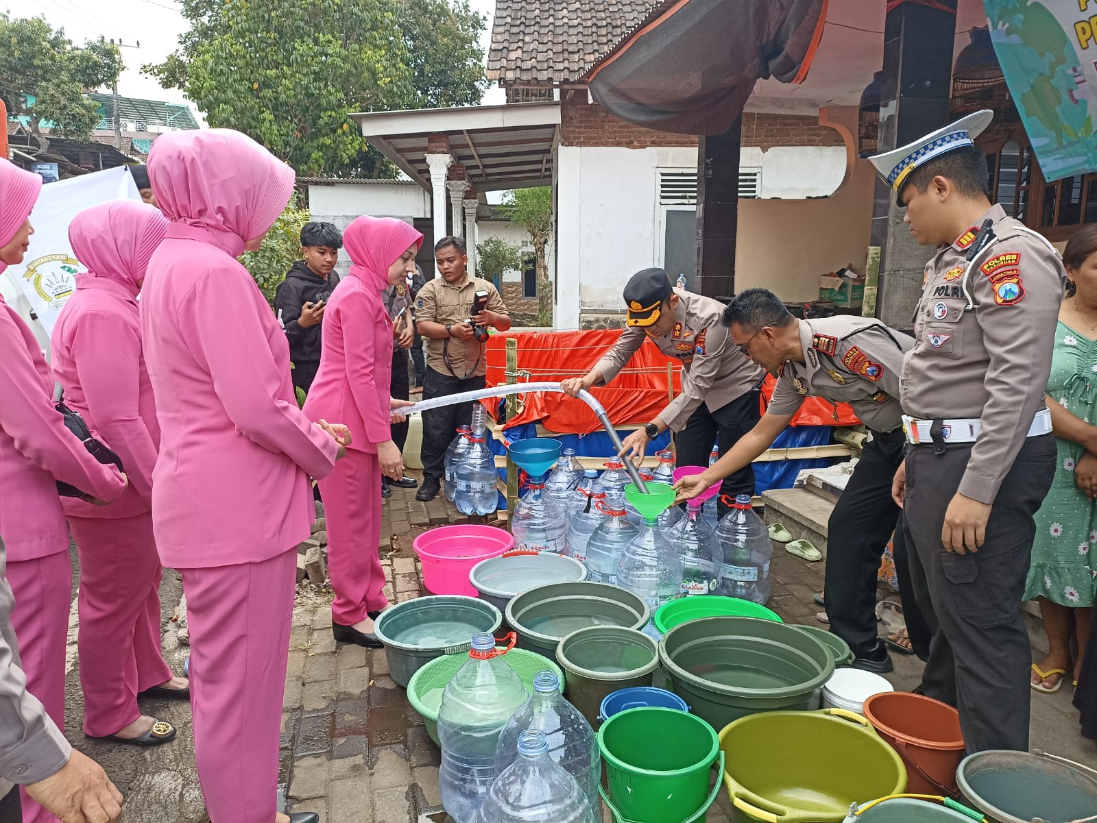 Polres Pasuruan & Bhayangkari Peluk Warga