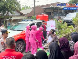 Polres Pasuruan & Bhayangkari Peluk Warga Terdampak Kekeringan