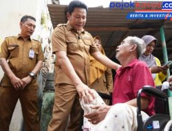 Dinas Sosial Sidoarjo Bersama Bupati Subandi Serahkan Kursi Roda Langsung Ke Warga.